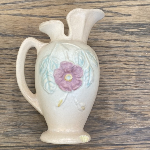 Hull USA J20 4 3/4” Vintage Cream Ceramic Vase with Floral Design. - Picture 6 of 8